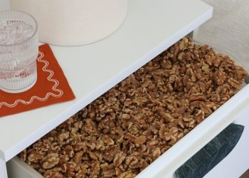 تحسن جودة النوم لدى الشباب الذين يتناولون الجوز يومياً